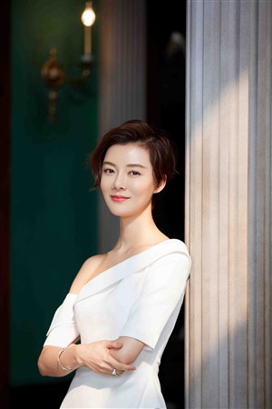 跟已婚女同事厕所偷情